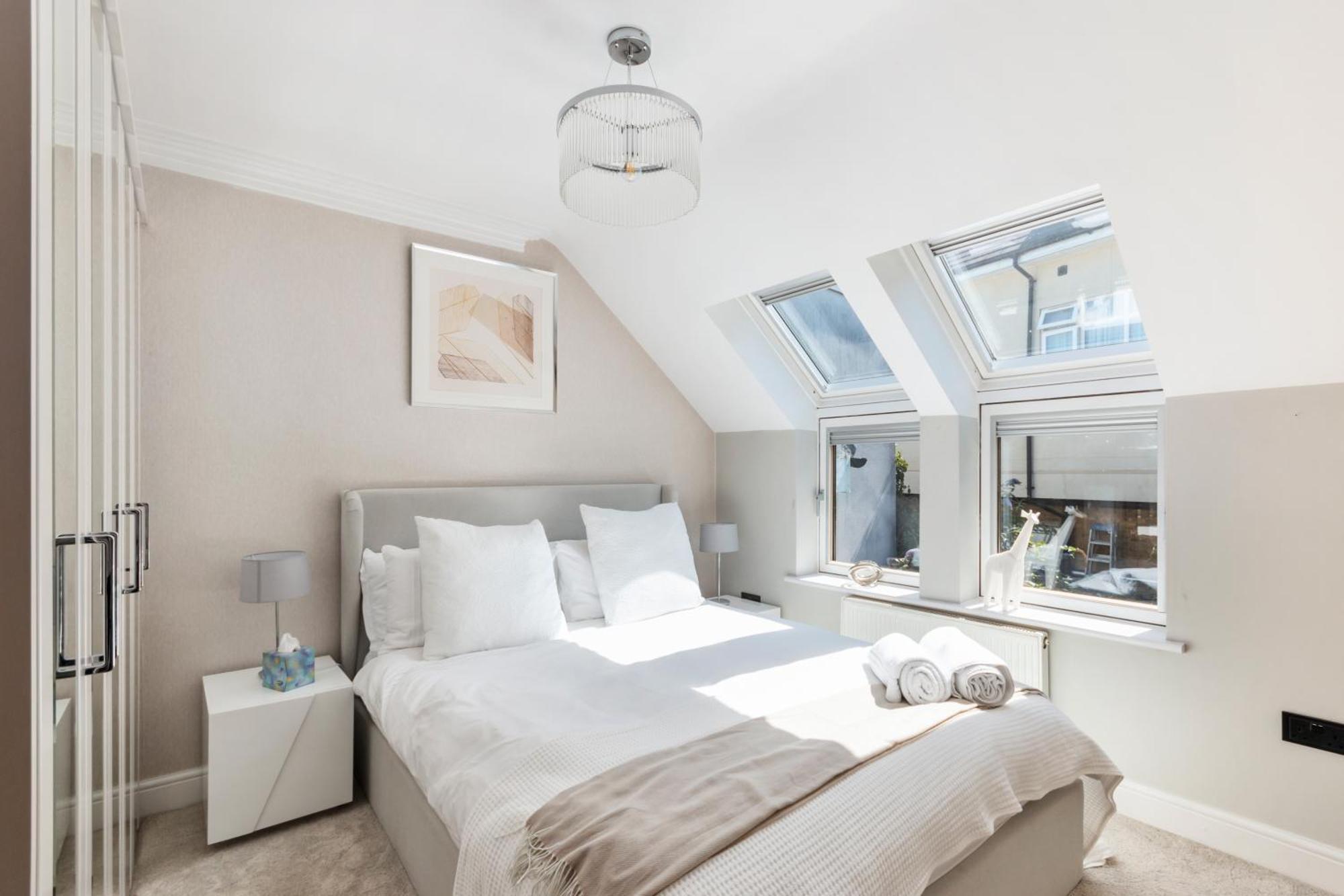 Weybridge - 2 Bed - Parking Apartment Exterior foto