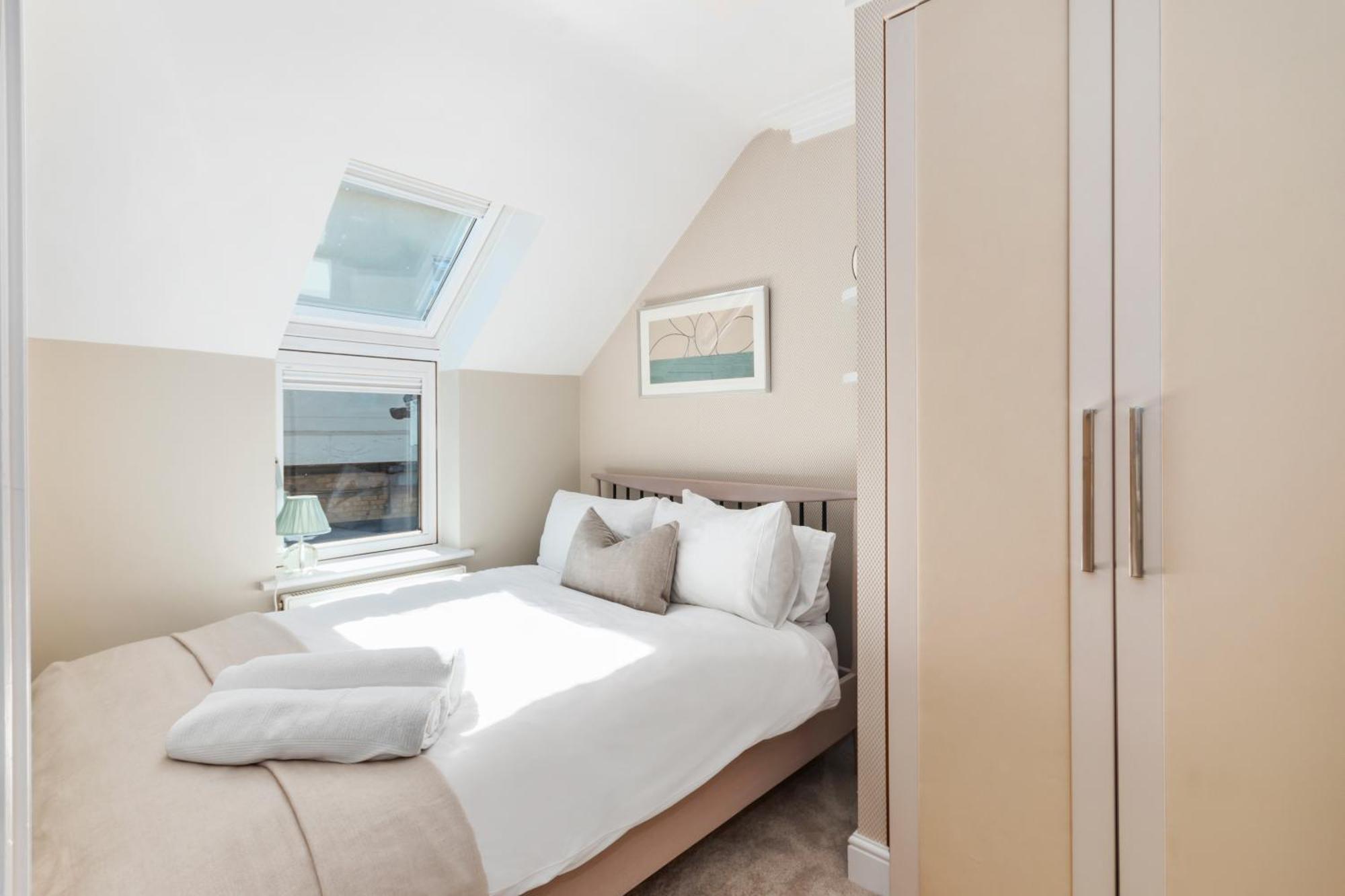 Weybridge - 2 Bed - Parking Apartment Exterior foto