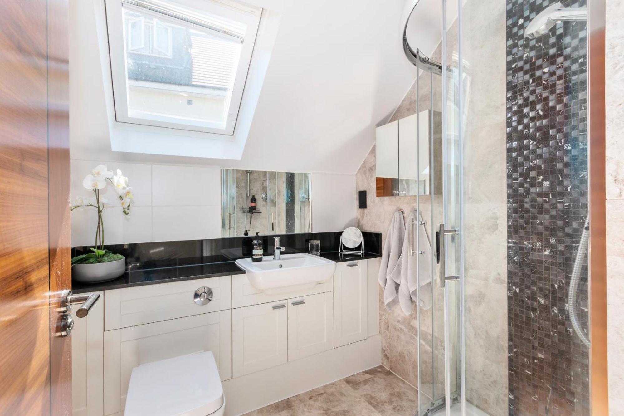Weybridge - 2 Bed - Parking Apartment Exterior foto